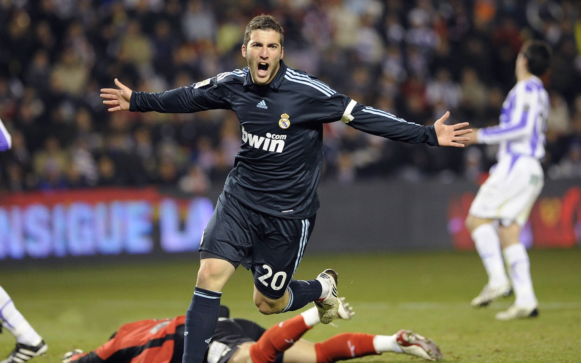 纪念中国足球百年辉煌的系列报道，足球建党100周年